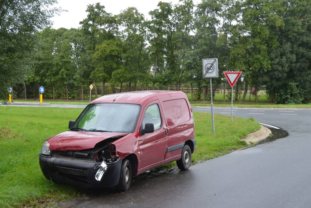 Auto belandt in sloot na aanrijding op kruising
