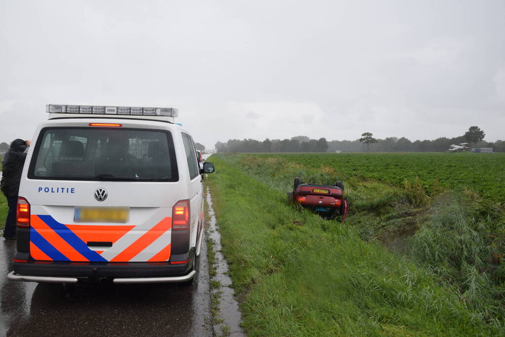 Auto op de kop, beschonken bestuurder aangehouden