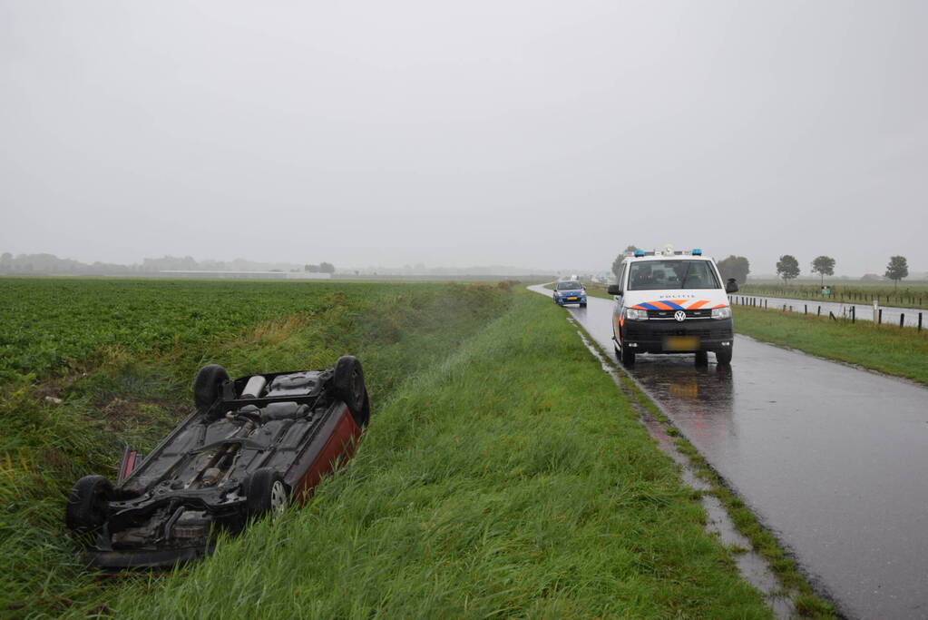 Auto op de kop, beschonken bestuurder aangehouden