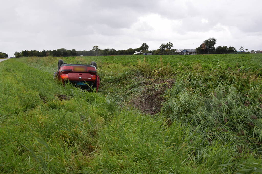 Auto op de kop, beschonken bestuurder aangehouden