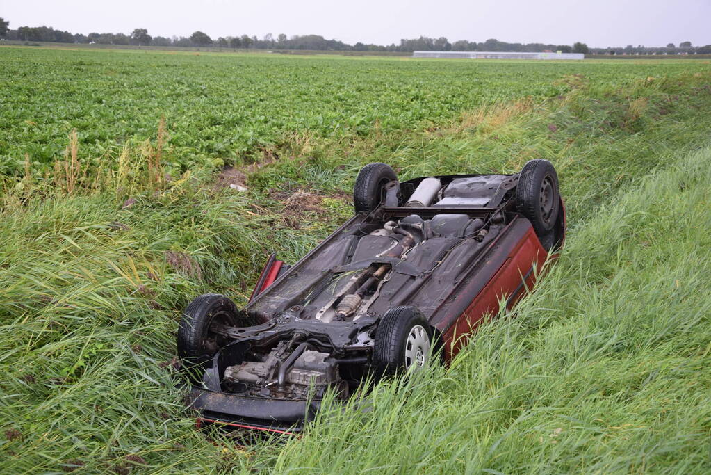 Auto op de kop, beschonken bestuurder aangehouden