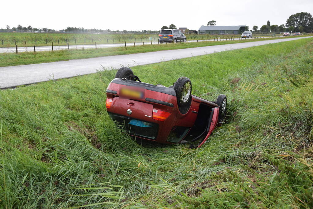 Auto op de kop, beschonken bestuurder aangehouden