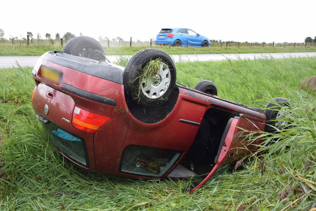 Auto op de kop, beschonken bestuurder aangehouden