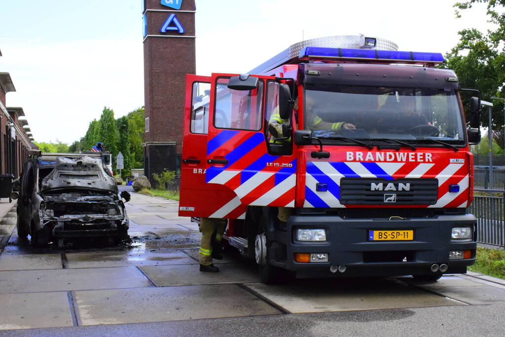 Bestelbus vliegt in brand bij winkelcentrum