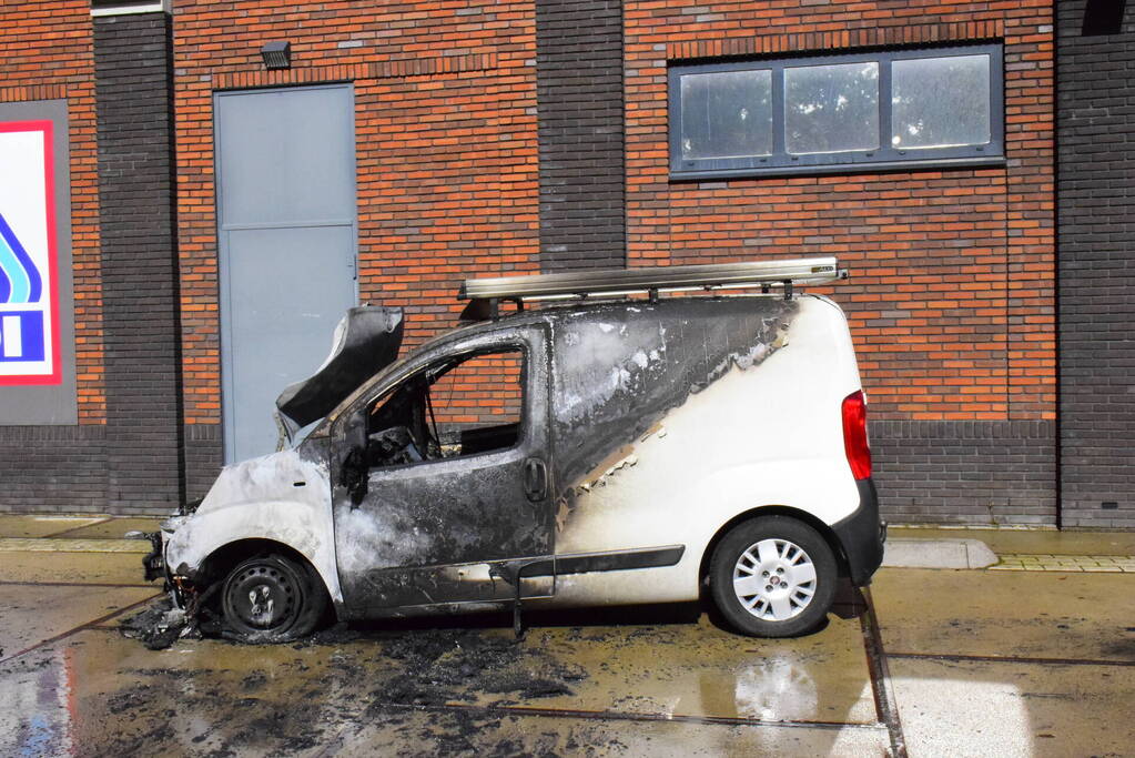 Bestelbus vliegt in brand bij winkelcentrum