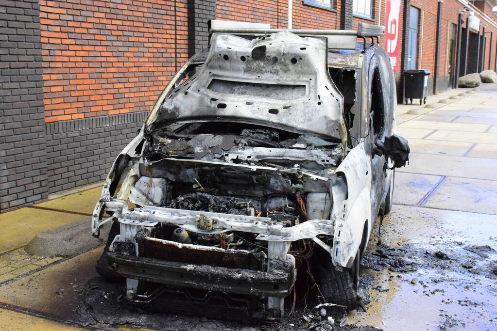 Bestelbus vliegt in brand bij winkelcentrum