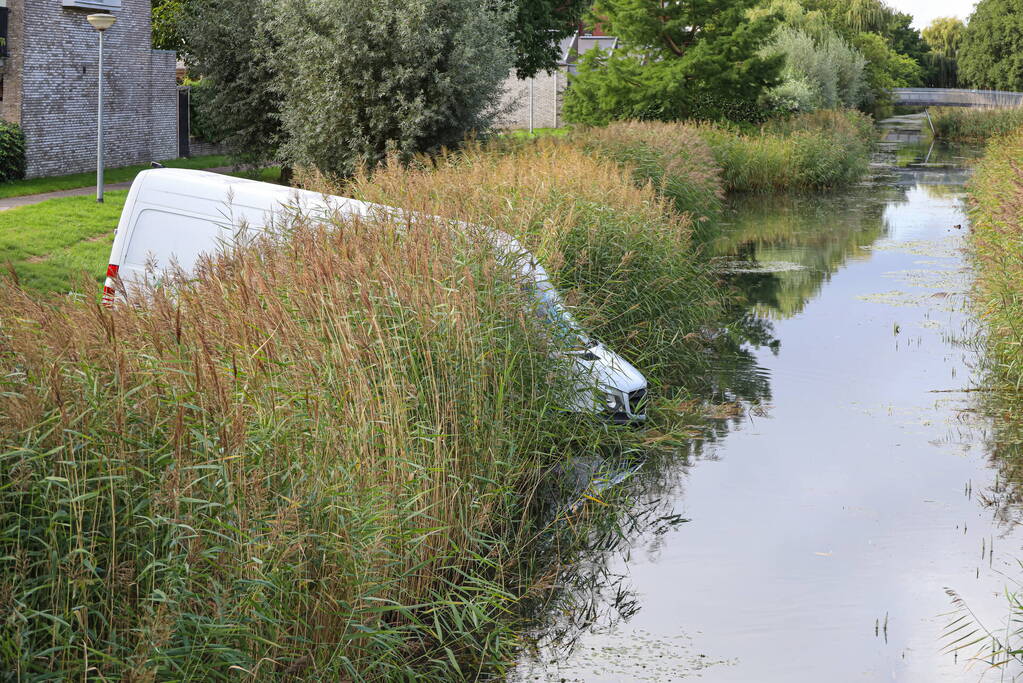 Bestelbus van pakketbezorger rolt water in