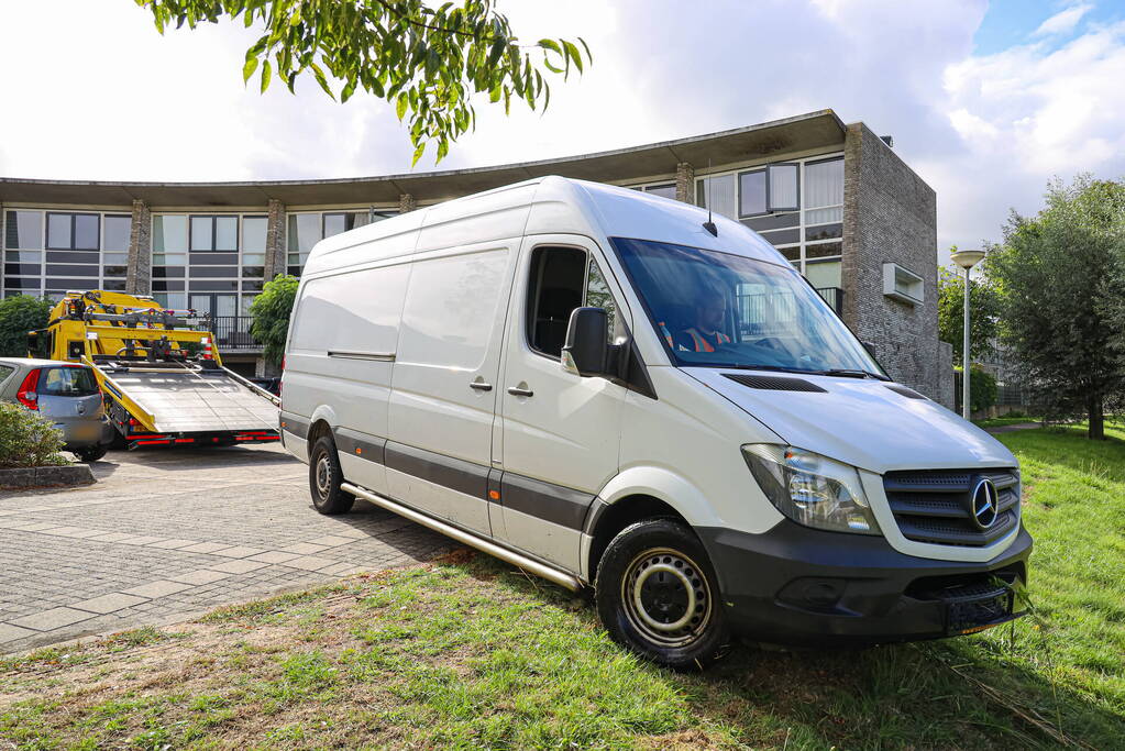 Bestelbus van pakketbezorger rolt water in