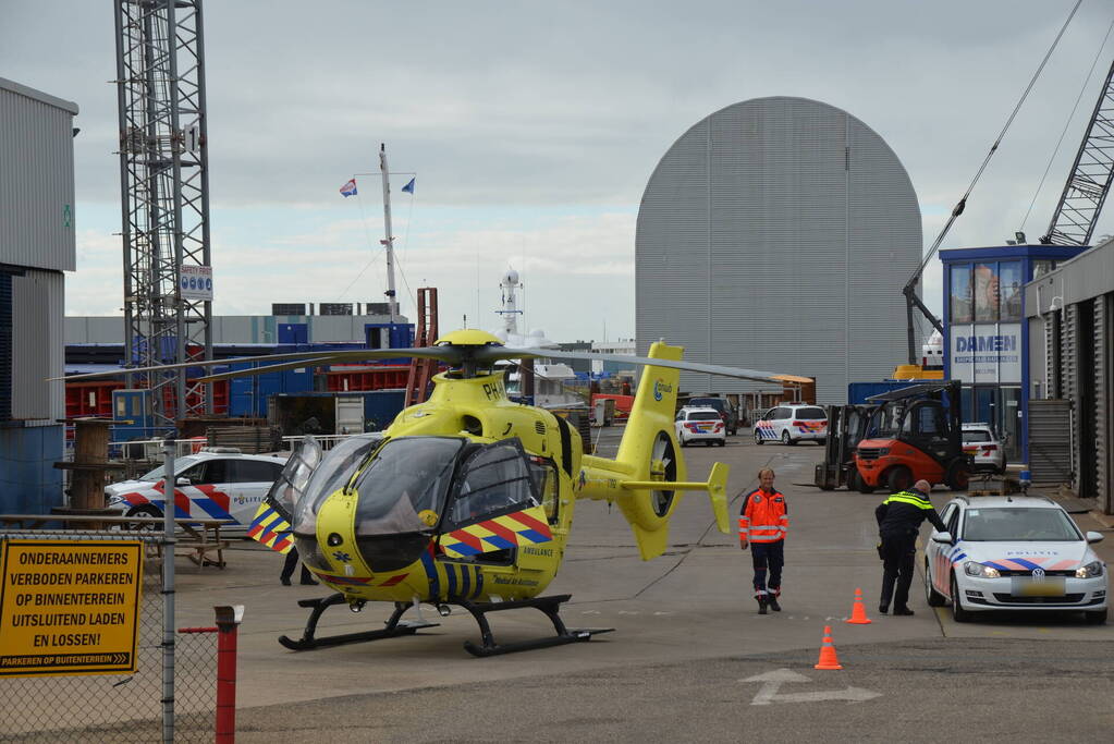 Persoon ernstig gewond na val in ruim van vrachtschip