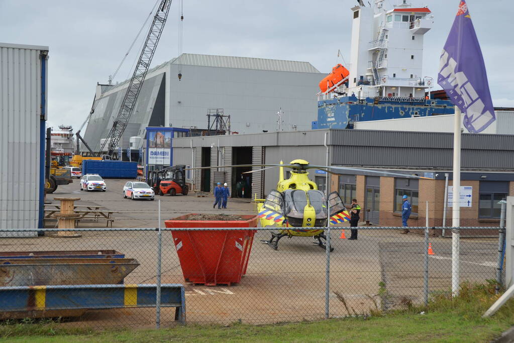 Persoon ernstig gewond na val in ruim van vrachtschip