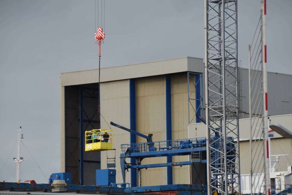Persoon ernstig gewond na val in ruim van vrachtschip