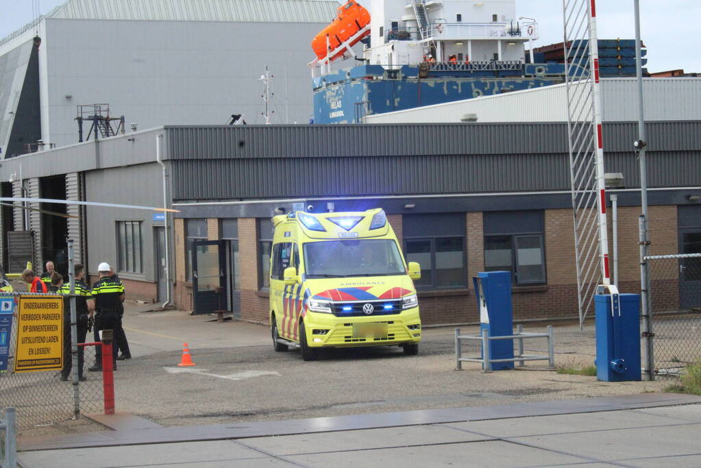 Persoon ernstig gewond na val in ruim van vrachtschip