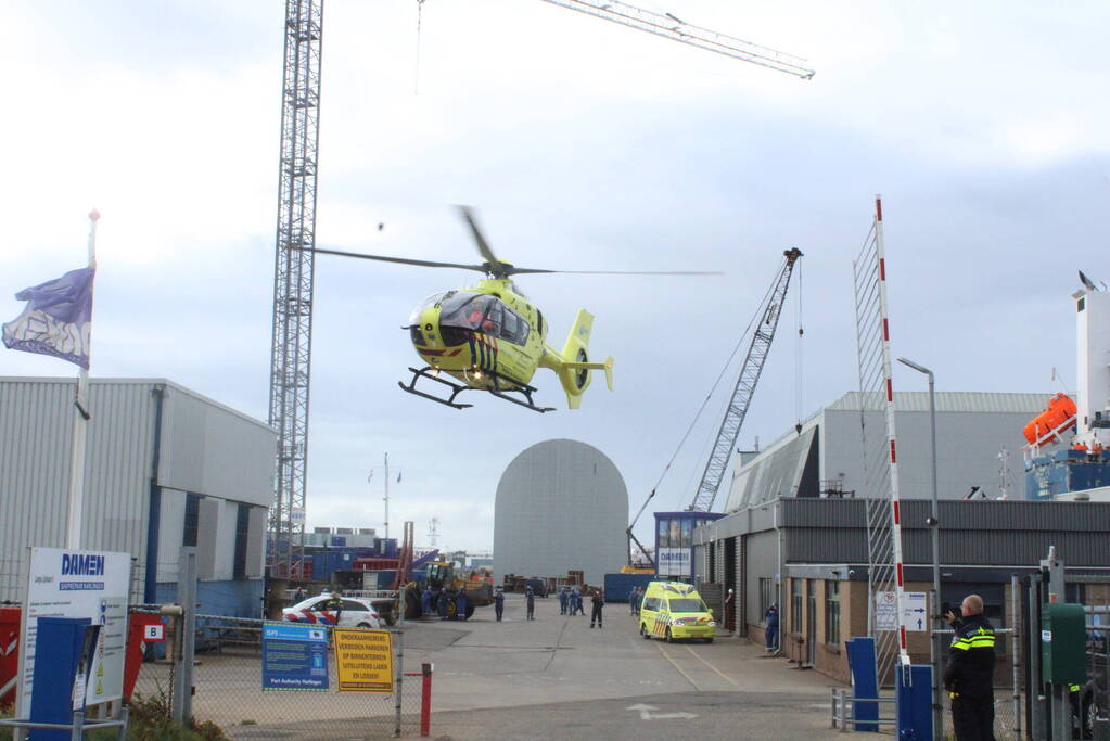 Persoon ernstig gewond na val in ruim van vrachtschip