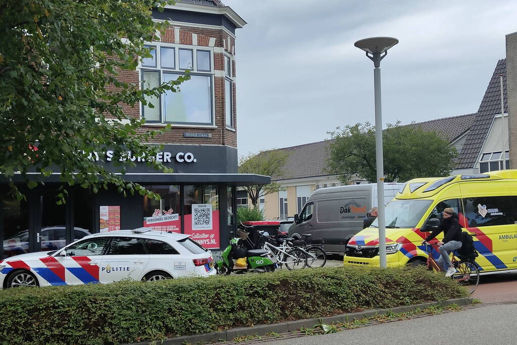 Deel scooter botst in zijkant van bestelbus