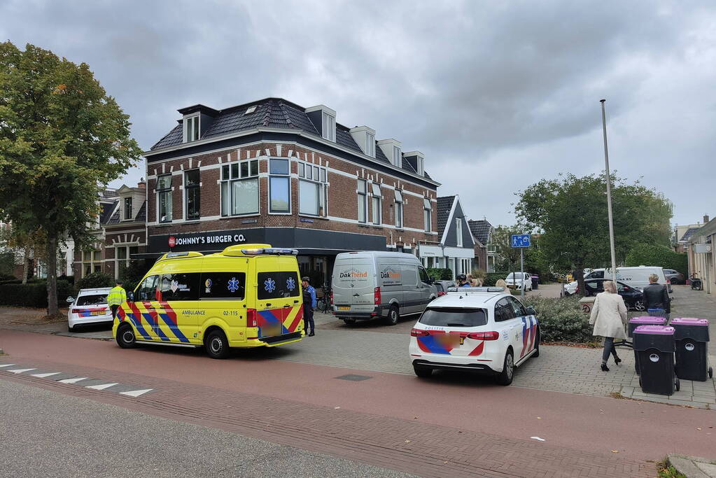 Deel scooter botst in zijkant van bestelbus