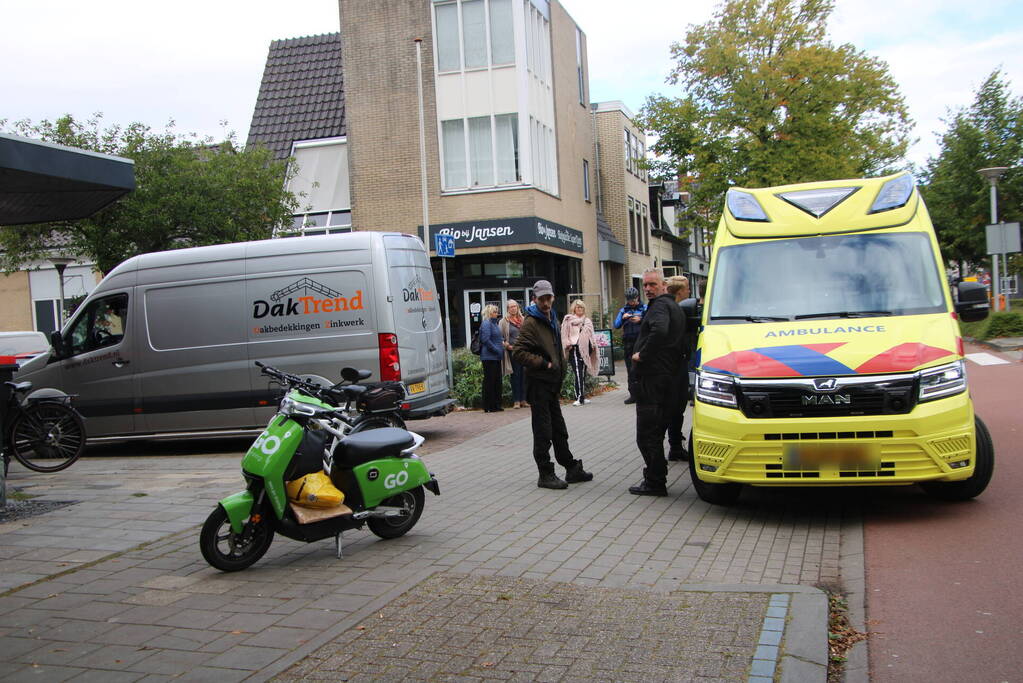 Deel scooter botst in zijkant van bestelbus
