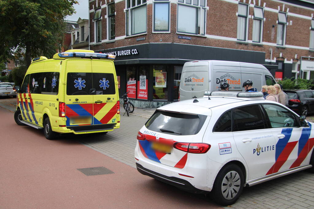Deel scooter botst in zijkant van bestelbus