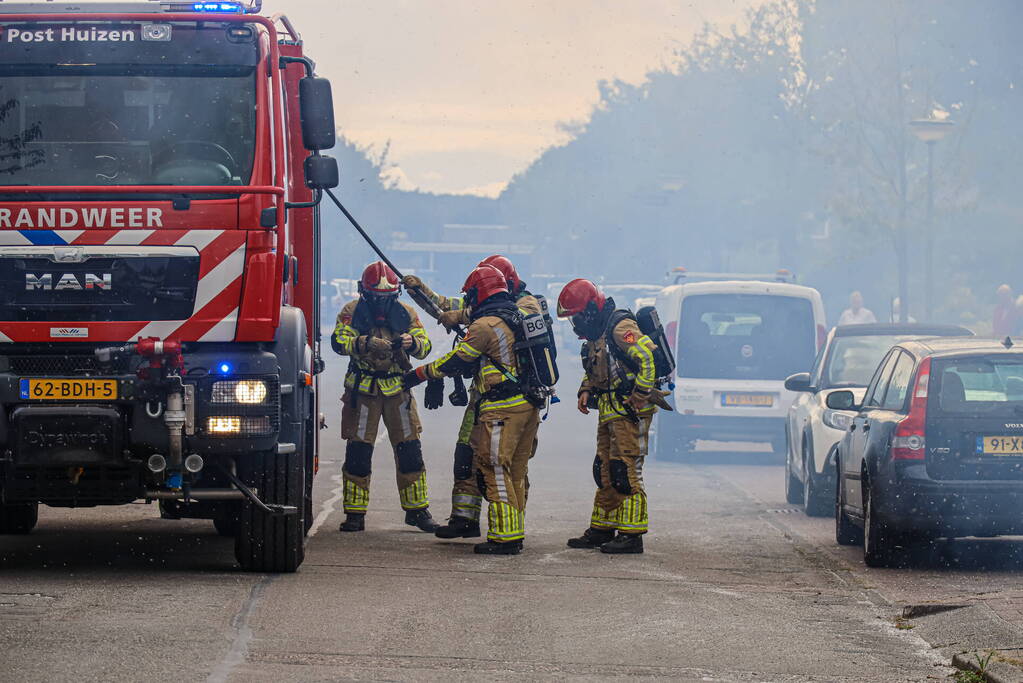 Onkruidbrander zet coniferenhaag in brand