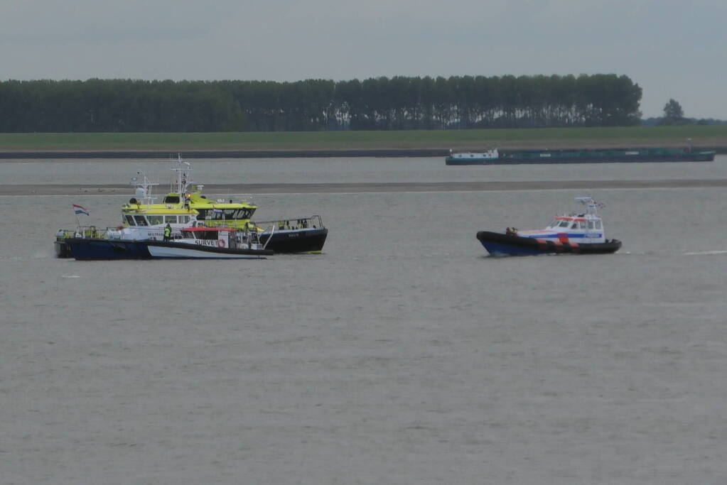 Brand na mogelijk explosie op schip Westerschelde