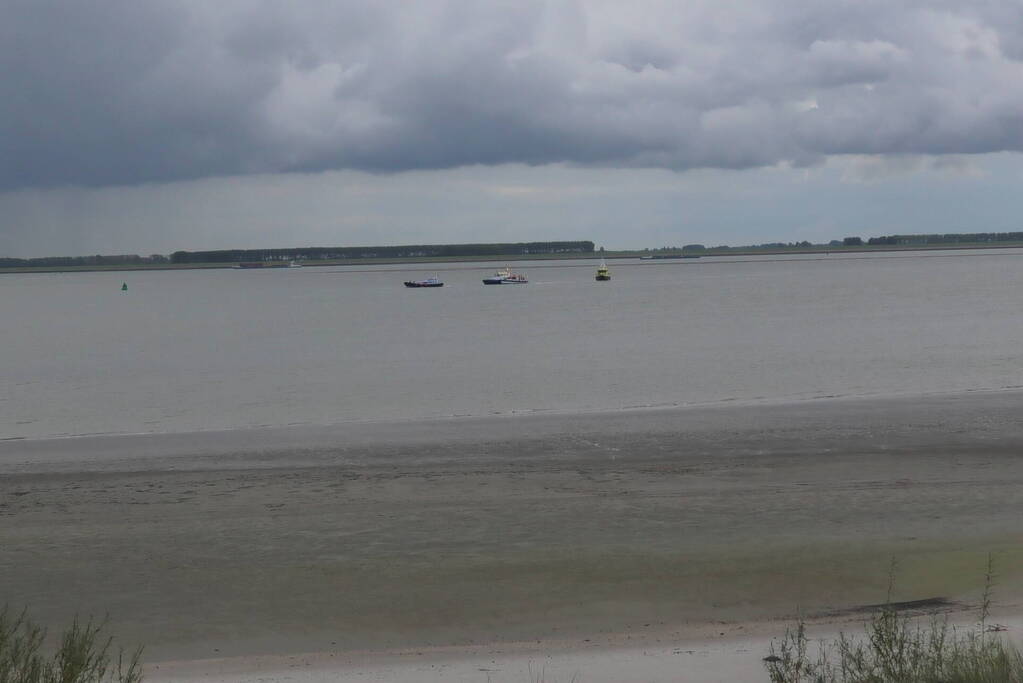 Brand na mogelijk explosie op schip Westerschelde