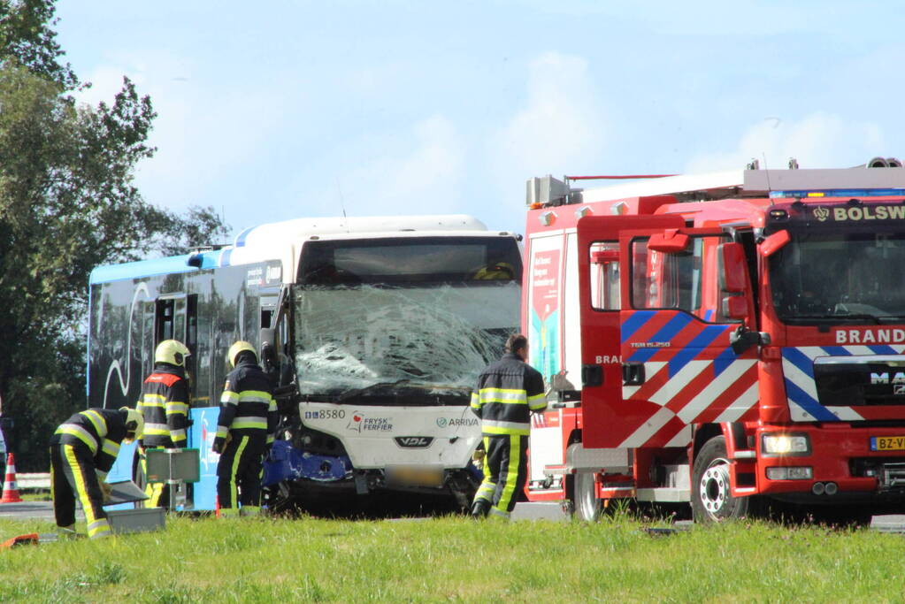 Gewonde bij aanrijding met lijnbus en auto