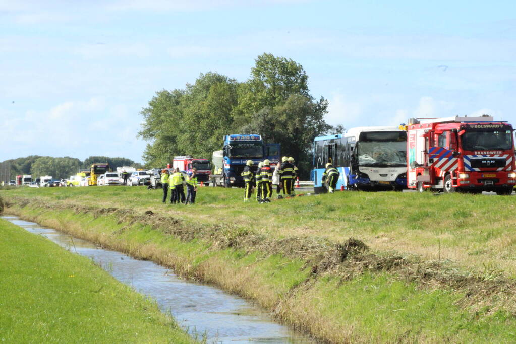 Gewonde bij aanrijding met lijnbus en auto