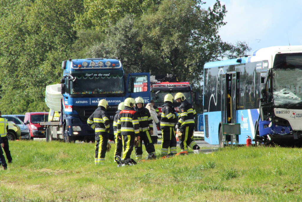 Gewonde bij aanrijding met lijnbus en auto