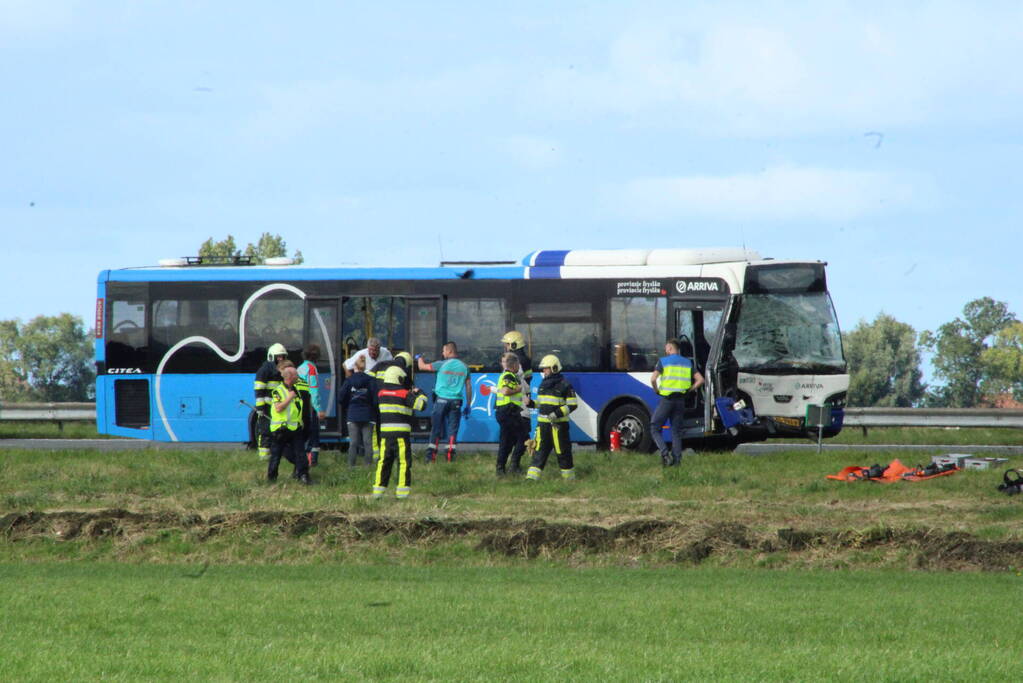 Gewonde bij aanrijding met lijnbus en auto