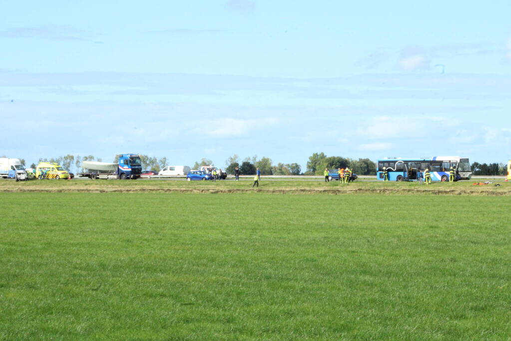 Gewonde bij aanrijding met lijnbus en auto