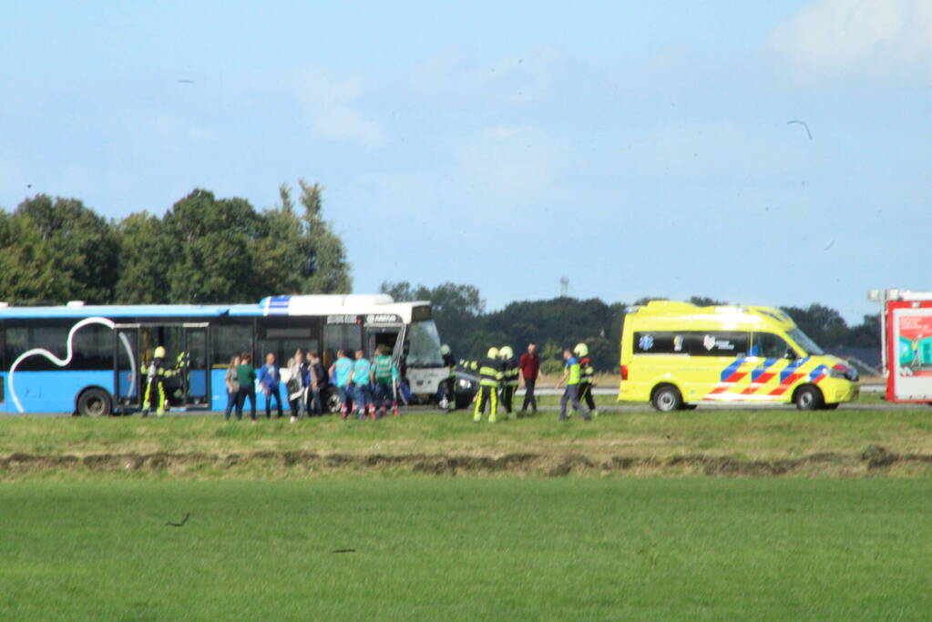 Gewonde bij aanrijding met lijnbus en auto