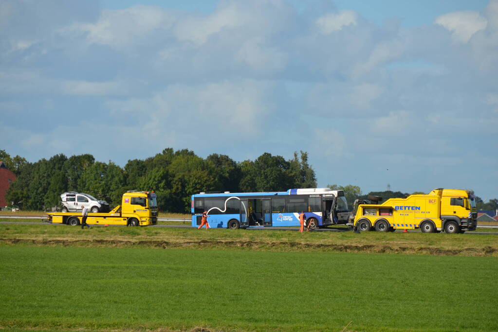 Gewonde bij aanrijding met lijnbus en auto