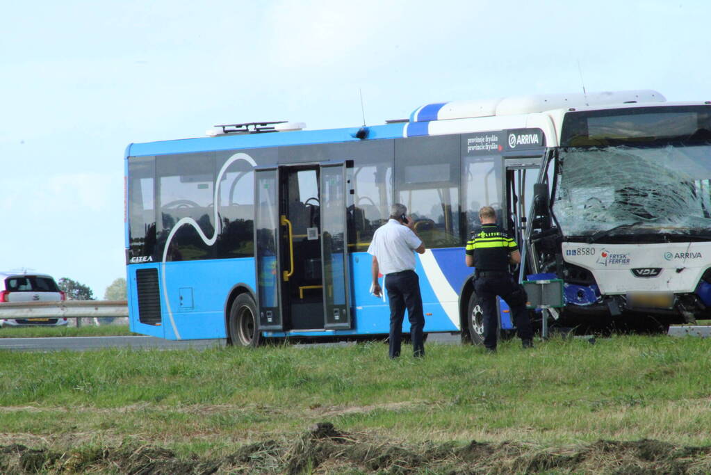 Gewonde bij aanrijding met lijnbus en auto