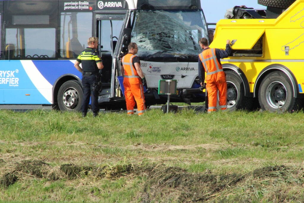 Gewonde bij aanrijding met lijnbus en auto