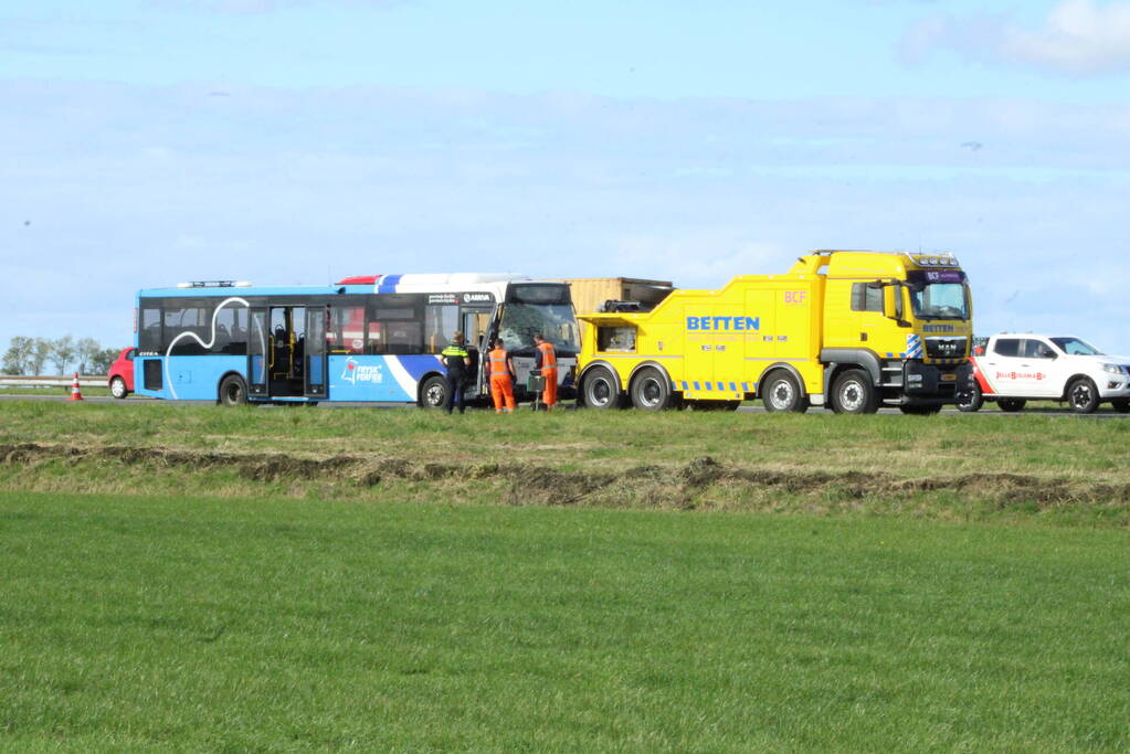 Gewonde bij aanrijding met lijnbus en auto