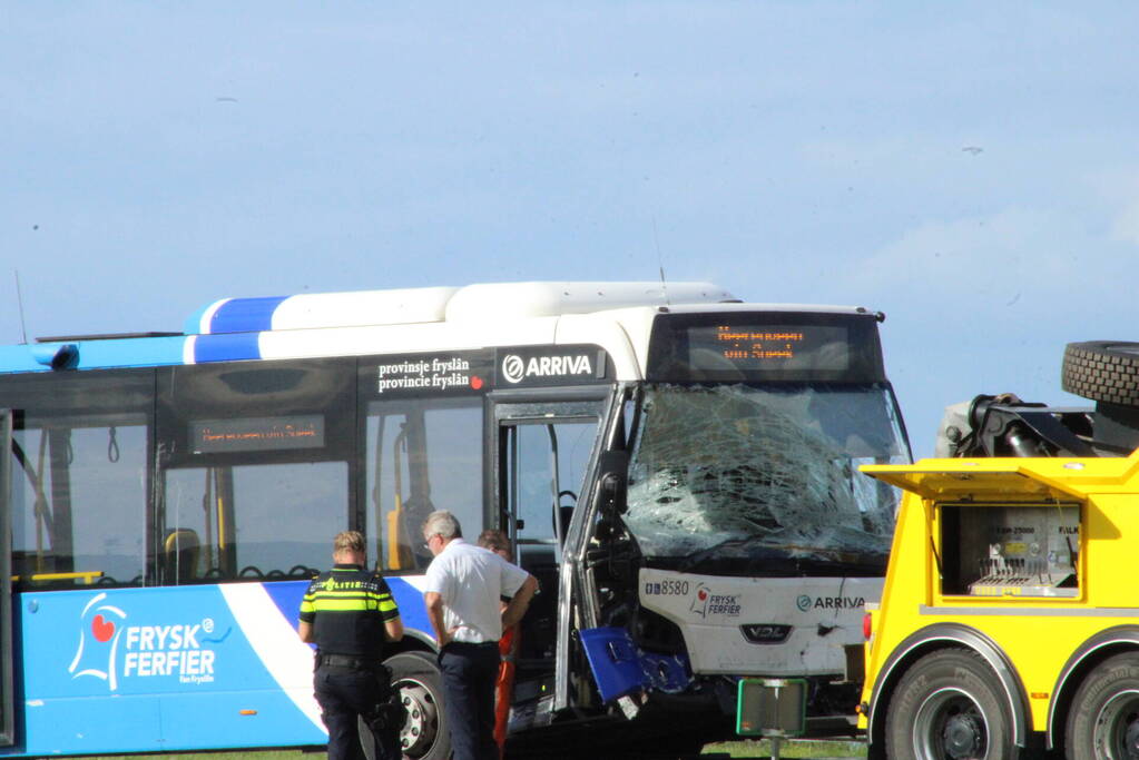 Gewonde bij aanrijding met lijnbus en auto