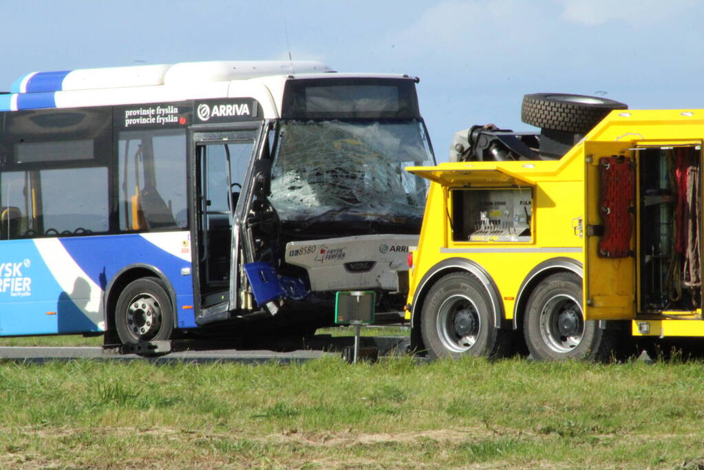 Gewonde bij aanrijding met lijnbus en auto