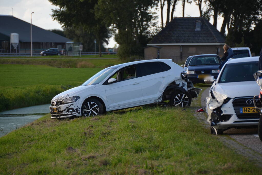 Auto belandt in sloot na ongeval