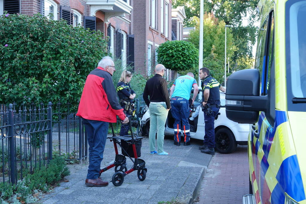 Schade en gewonde nadat automobilist tegen hekwerk rijdt