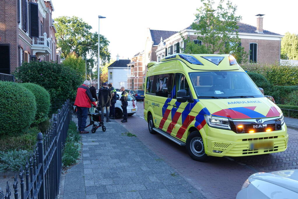 Schade en gewonde nadat automobilist tegen hekwerk rijdt