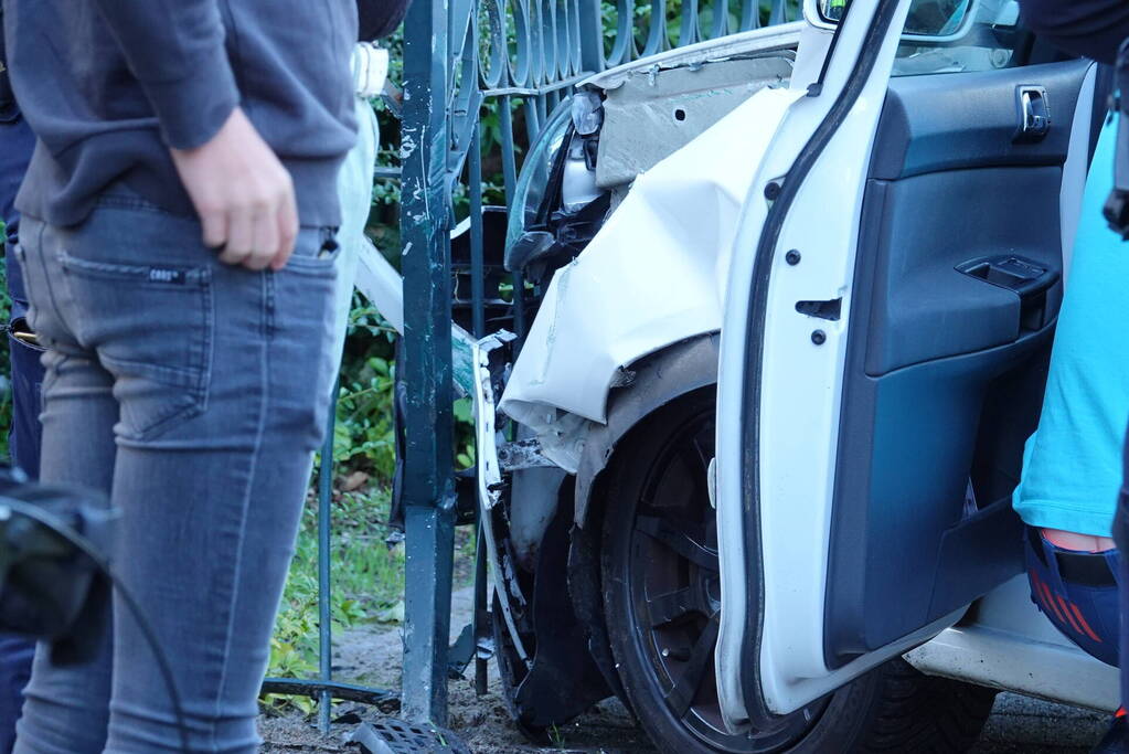 Schade en gewonde nadat automobilist tegen hekwerk rijdt
