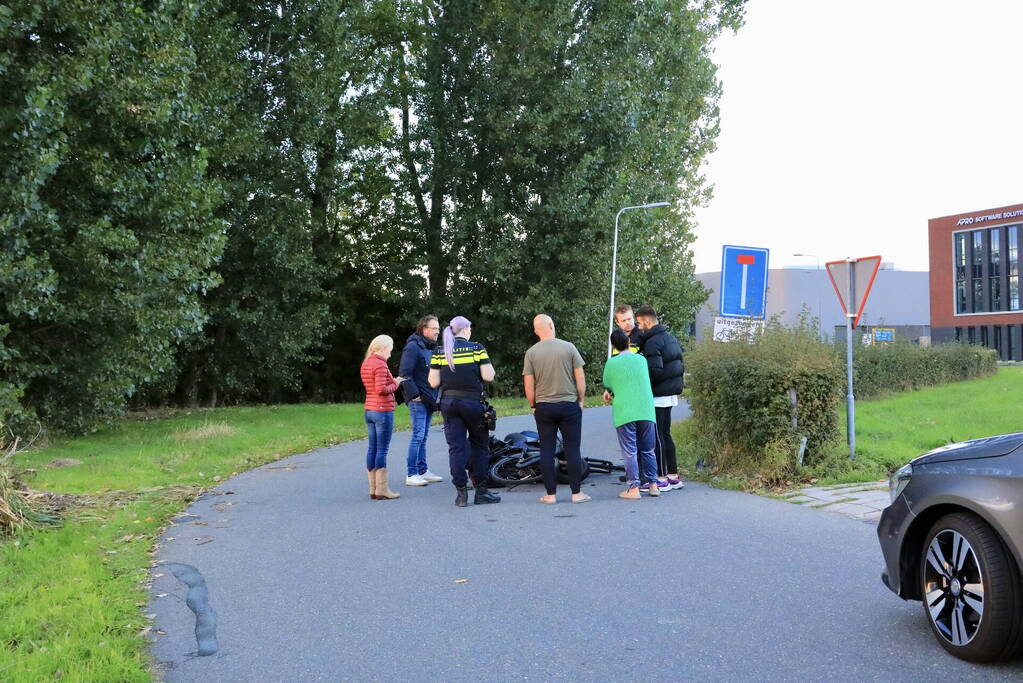 Frontale botsing tussen scooterrijder en fietser