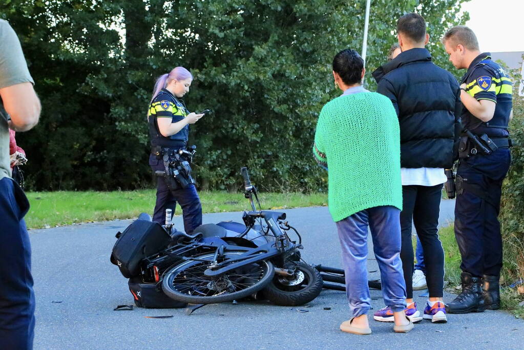 Frontale botsing tussen scooterrijder en fietser