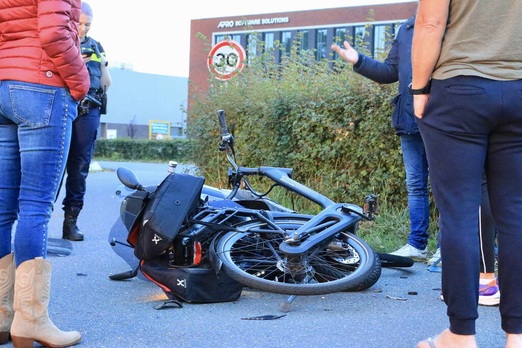 Frontale botsing tussen scooterrijder en fietser