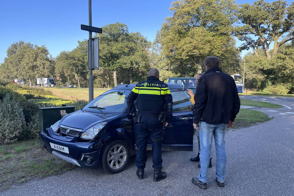 Vrachtwagen botst met brommobiel