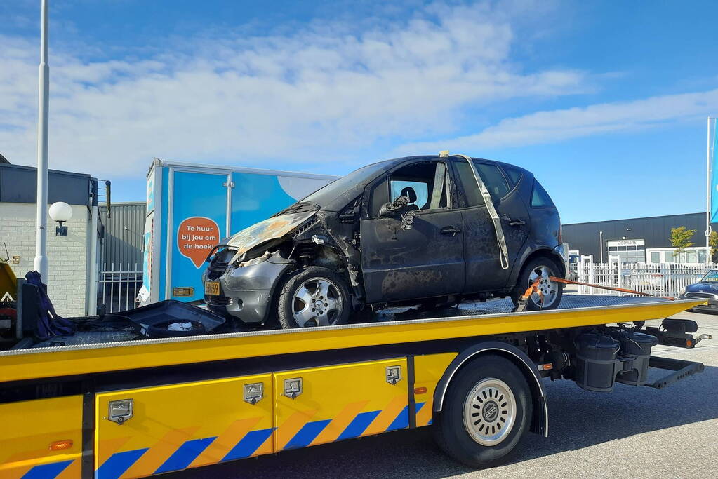 Auto total-loss vanwege brand in motorcompartiment