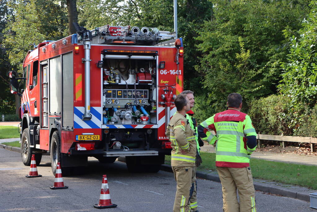 Brandweer veegt schoorsteen na brand