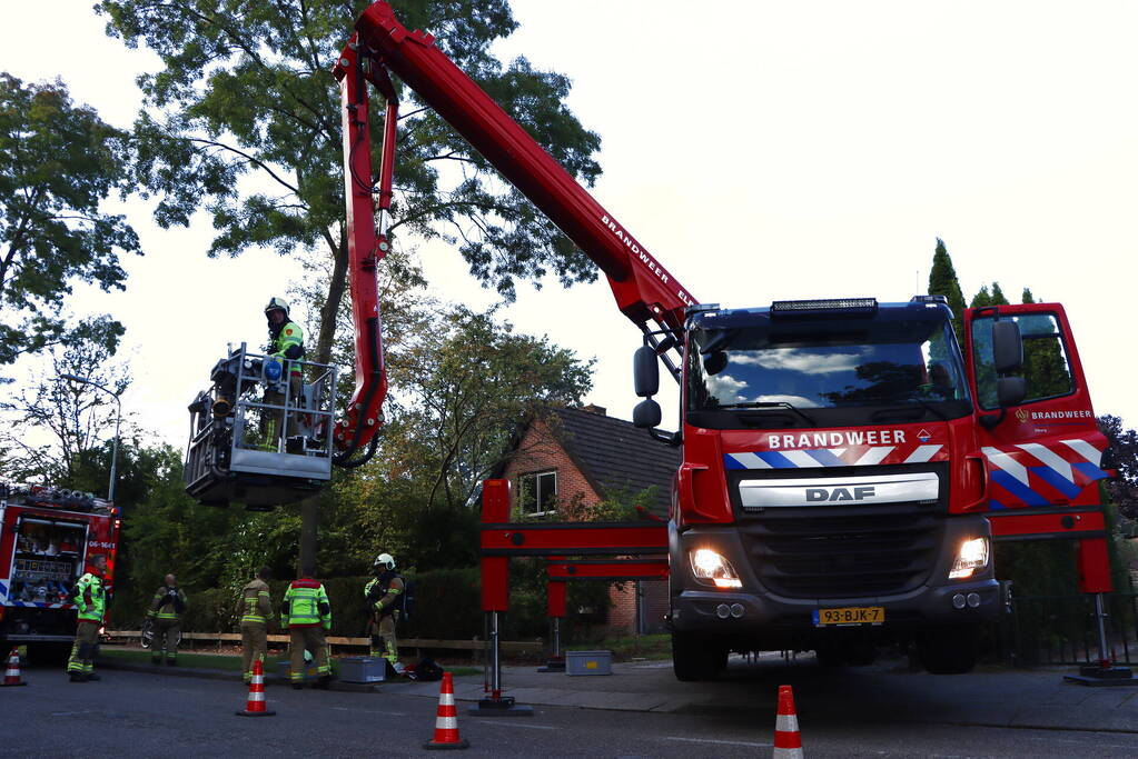 Brandweer veegt schoorsteen na brand