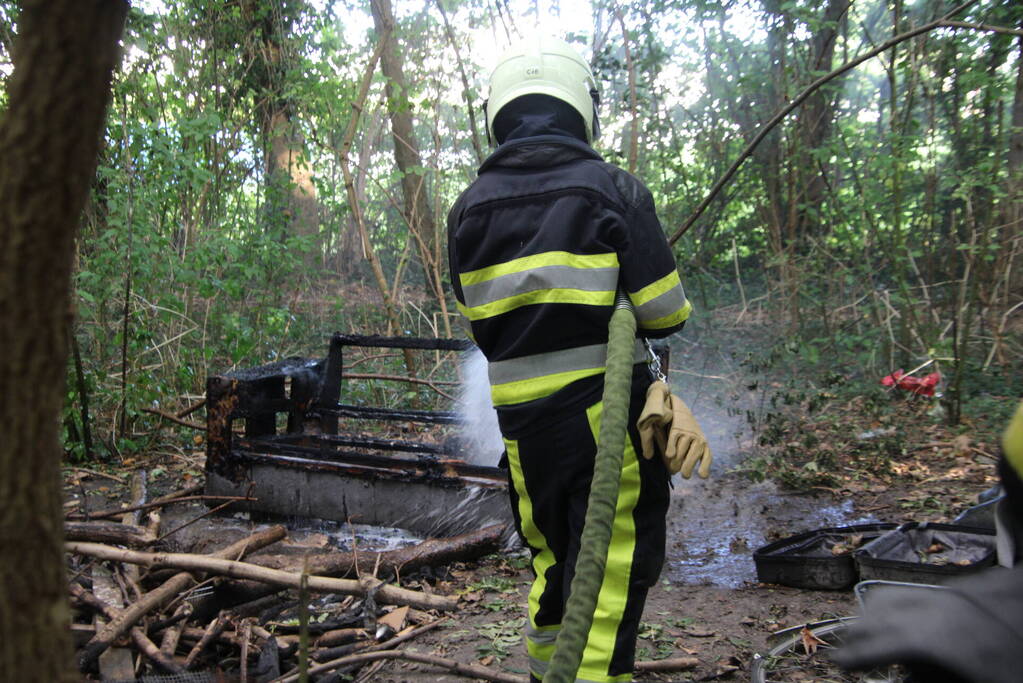 Houten bankje in bosjes afgebrand