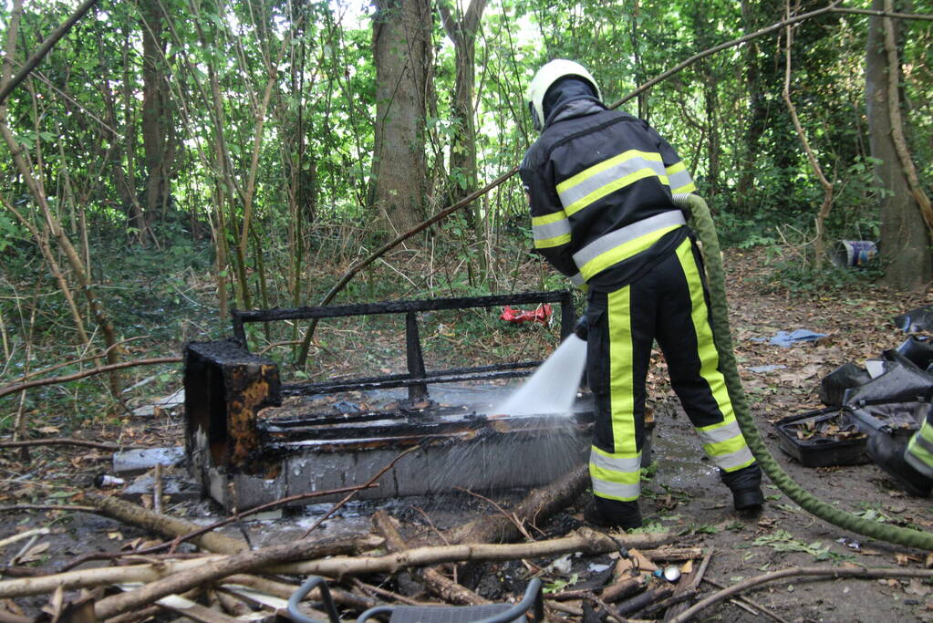 Houten bankje in bosjes afgebrand