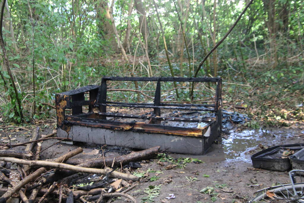 Houten bankje in bosjes afgebrand